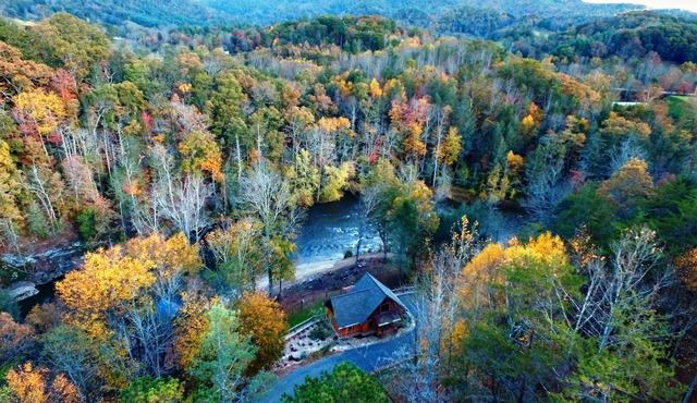 Paradise at the Rivers Edge! A Private Waterfront Log Cabin,snow ski/fish nearby