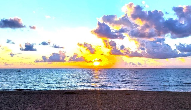 Paradise Awaits! Beach, King Bed, Private Yard & Workspace