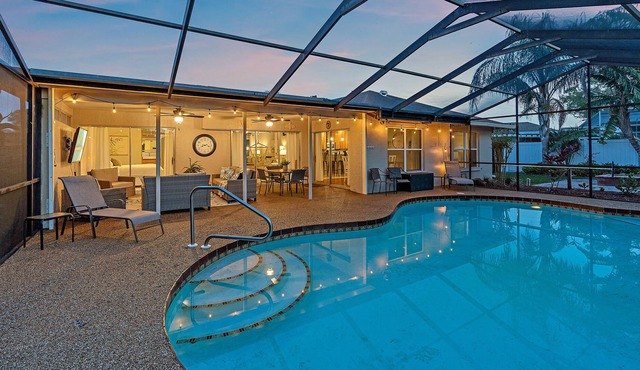 Paradise Awaits in Sunny Sarasota: 4BR, Pool, Lanai, TV: Gulfside Getaway