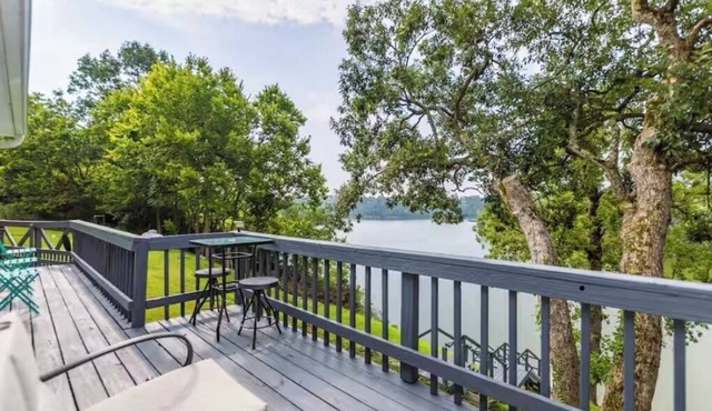 Paradise Cottage-Enjoy Herrington Lake Views Lake Access! Bourbon trail Getaway!