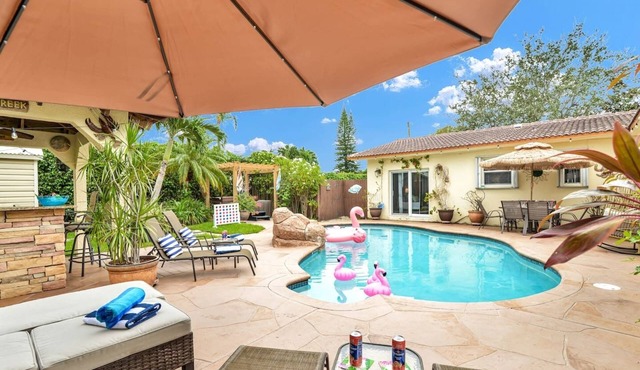 Paradise Cove - 1 mile to beach - Heated Pool - Attached in-law suite