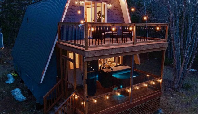 Paradise cove- lakefront cottage with Hot Tub