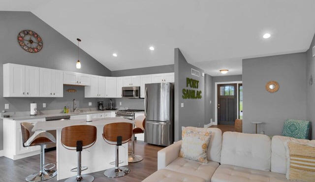 Paradise Cove: Sleeps 6 w/Hot Tub, Walk to Beach & Downtown