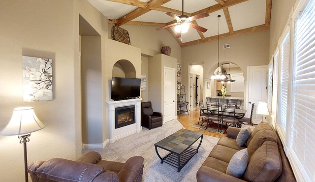 Paradise Cove Walk-in Log Cabin by Silver Dollar City & Table Rock Lake!
