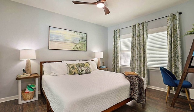 Paradise! Cozy Bungalow, Steps to Beach & Downtown