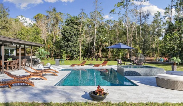 Paradise Escape: Luxe Pool 7BR Villa -10 Min to Beach & DT - 3900ft2 -PickelBall