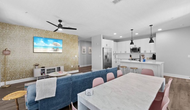 Paradise Escape: Stylish 3BR/2BA with Pool & Gym