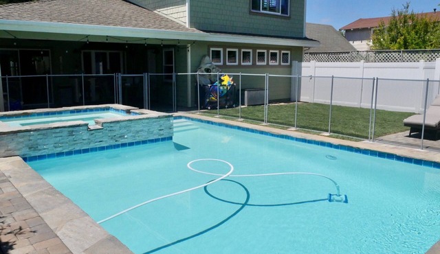 PARADISE FOR FAMILIES! POOL/HOT TUB, trampoline, grassy yard, play room, toys!