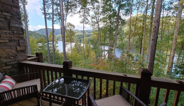 Paradise found! Escape,relax, renew and retreat to nature. Lakefront views await