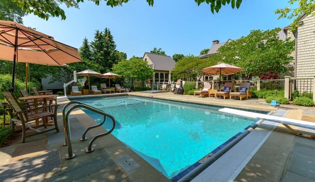 Paradise Found - Luxury Vacation- Pool, Hot tubs, Putting Green & Game Room