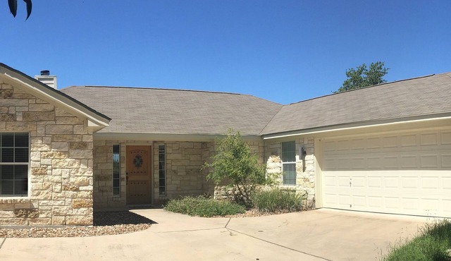PARADISE FOUND! Relaxing Lake Front Property Near ATX, Temple and Waco