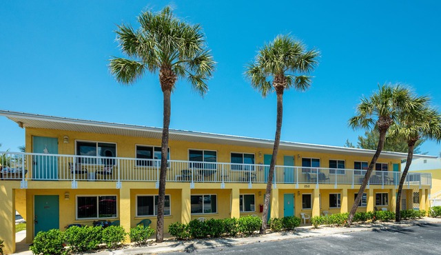 Paradise found - Sun drenched condo 85 Flip Flop Steps to the Beach