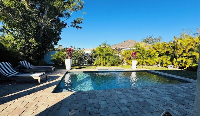 Paradise Heated Pool Home Near IMG Academy and Siesta Key Beach.
