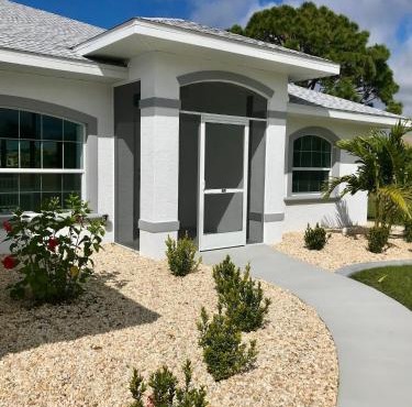 Paradise Home, Tranquil canal view 3-BDR in Golfers paradise