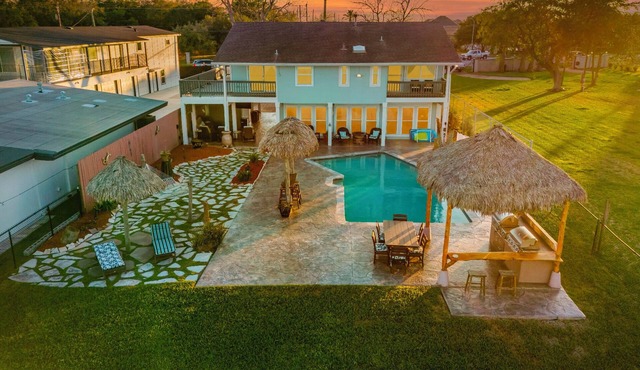 Paradise HomenSpacious 5-bedroom house sleeping 14,Heated pool in lovely Bacliff