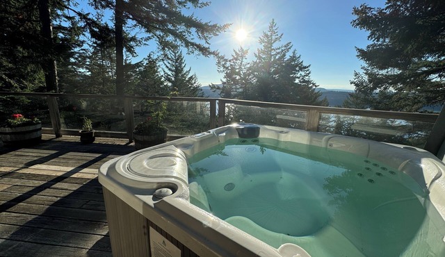 Paradise in Forest setting w/Ocean views, hot tub, close to town & Hiking