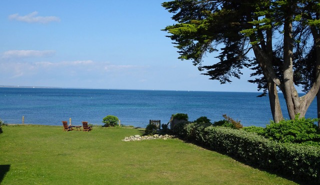 Paradise in Loctudy, with your feet in the water! Direct access to the beach
