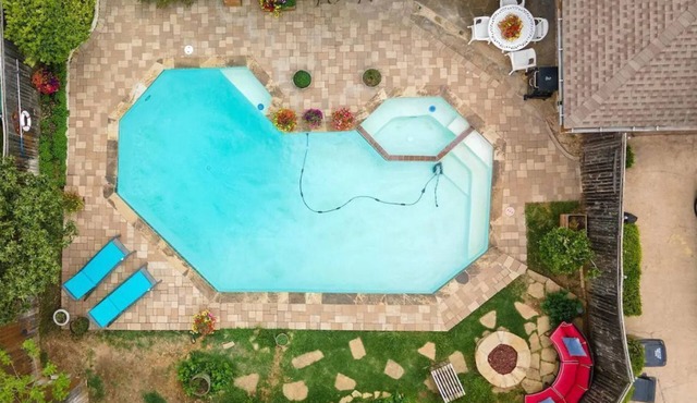 Paradise in Plano-4 bedroom home with pool, spa and jacuzzi suite.