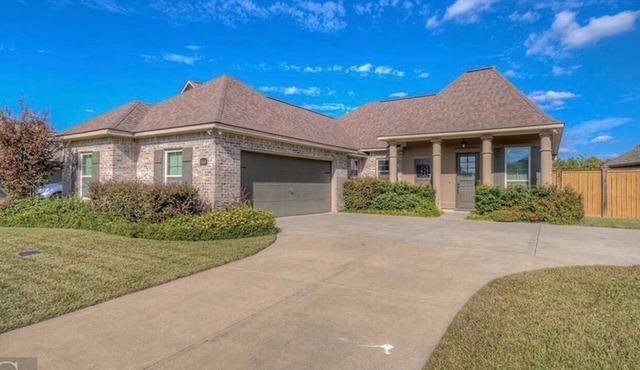 Paradise in the city! Cozy 3-bedroom house in the middle of all the attractions!