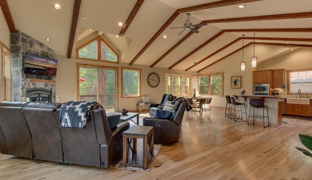 Paradise in the Pines - Luxury Home in Quite Neighborhood, Wooded Views, Short Drive to Skiing