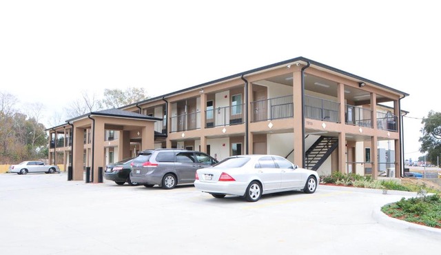 Paradise Inn & Suites