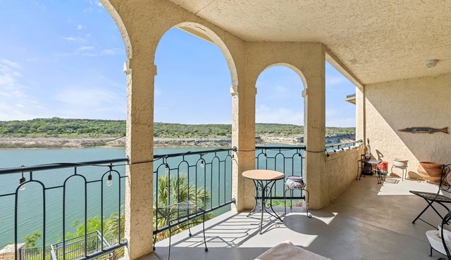 Paradise Island - 2BR/2BA Condo with Epic Views of Lake and Pool