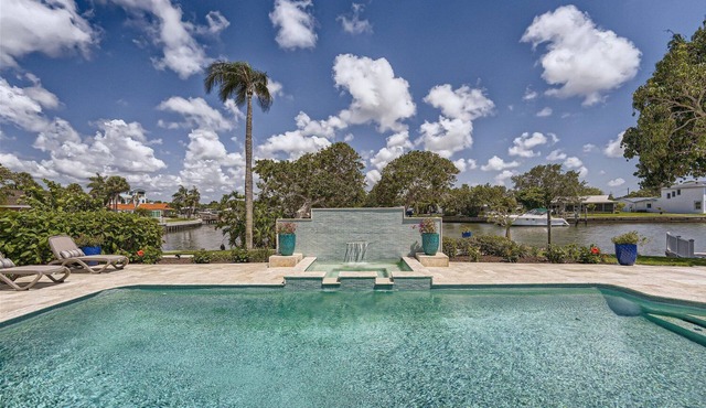 Paradise Living on a Stunning Waterfront Home. Minutes from Belleair Beach.