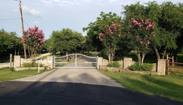 Paradise on 7 acres. Room to roam!