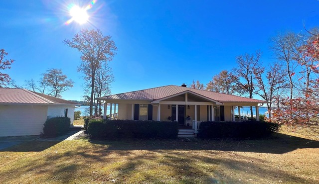 Paradise on Lake Murray, SC with deck, dock, great views, fishing, fire pit.