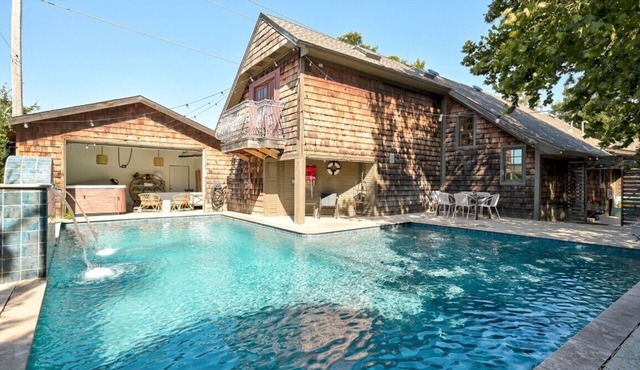 Paradise on Penn with Pool & Hot Tub Near Downtown
