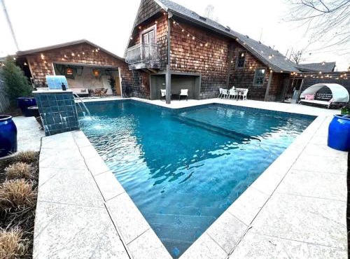 Paradise on Penn with Pool & Hot Tub Near Downtown