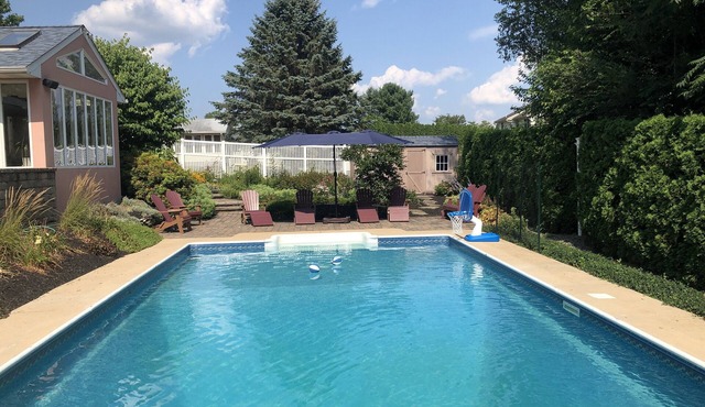 Paradise Outside Chocolatetown with Pool