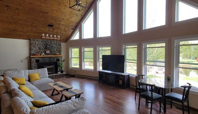 🌞Paradise Palace Waterfront Cottage hottub 7BR🌞 3500 sq ft. Large games room