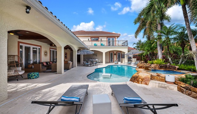 Paradise Palm Villa- SEE OUR NEW POOL AREA AND OUTDOOR KITCHEN!
