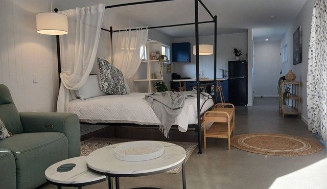 Paradise Palms Bungalow - New Private Studio with easy stroll to surf n sand