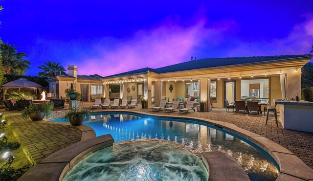 Paradise Palms: Family fun, Salt water pool/spa, games, fire pit