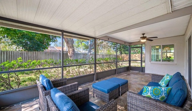 Paradise Palms: Spacious 3-Bedroom Home in Palm Harbor with Game Room and Private Yard