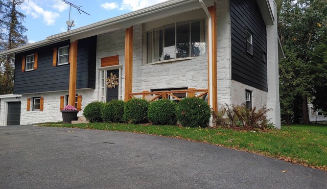 Paradise Place-Spacious home with Hot Tub+Fire Pit