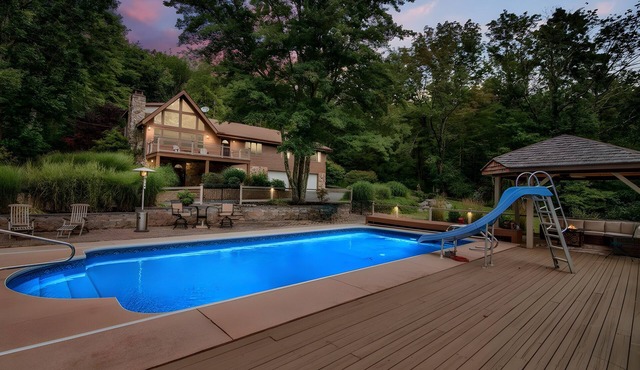 Paradise Pocono - Ultimate Arcade, Salt Pool and Hot Tub - Sleeps 14