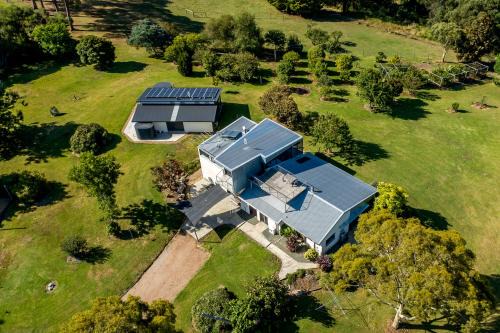 Paradise Point, beautiful and secluded, ocean views, 800m lake frontage