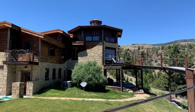 Paradise Point - Gorgeous custom home overlooking the scenic Paradise Valley!