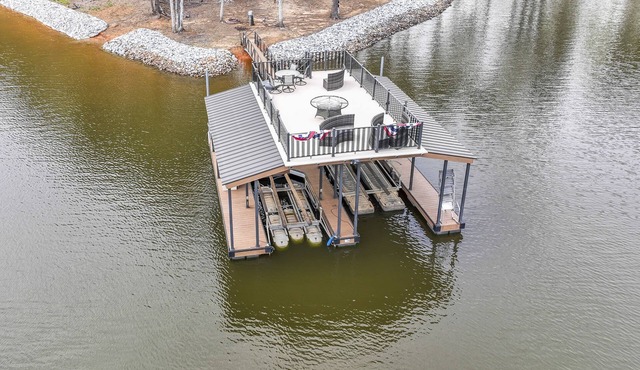 Paradise Point on Lake Lanier - large home w/private dock, games, private cove