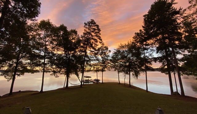 Paradise Point on Lake Oconee with amazing views of the Lake!