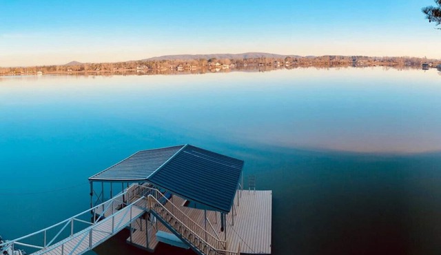 < Paradise Pointe at the Lake >