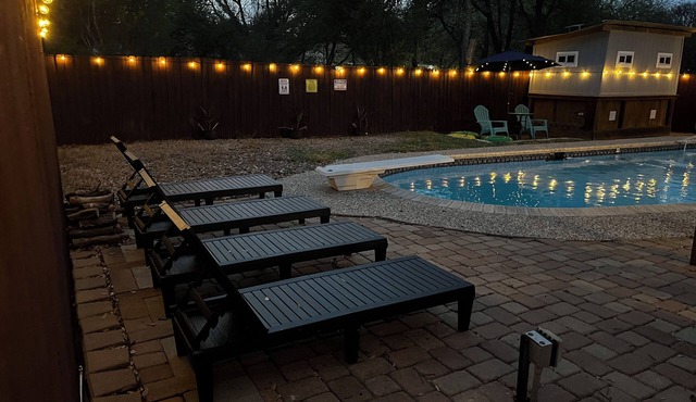 Paradise! Pool! Great Location!