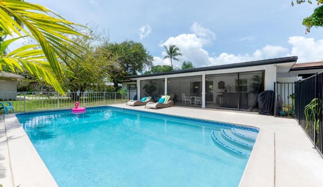 Paradise Pool Villa! Minutes to Beaches & Downtown