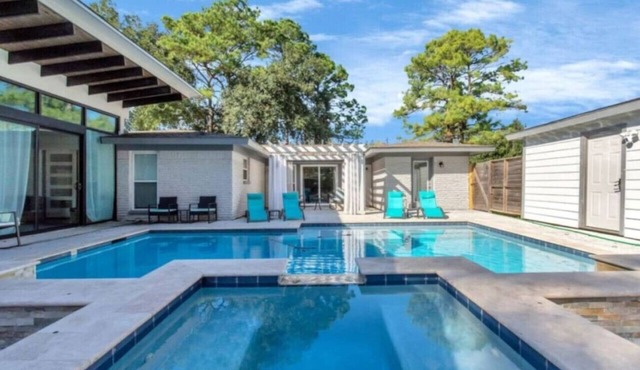 Paradise Retreat: Heated Pool, Jacuzzi & 75” TV