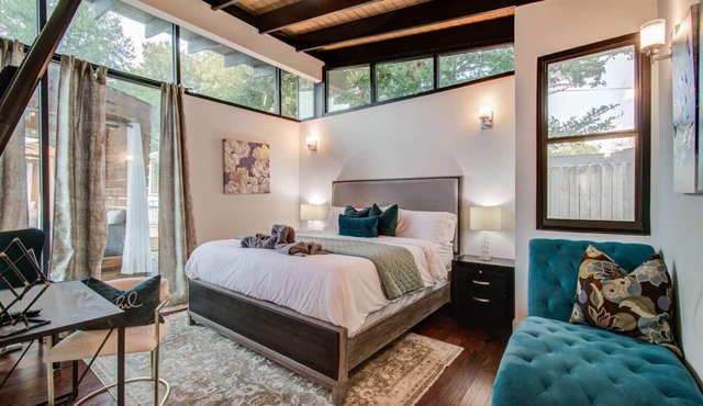 Paradise Retreat: Heated Pool, Jacuzzi & 75” TV