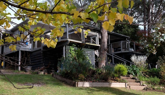Paradise Retreat Lakehouse. Lake Front. Go fishing from the Backyard.