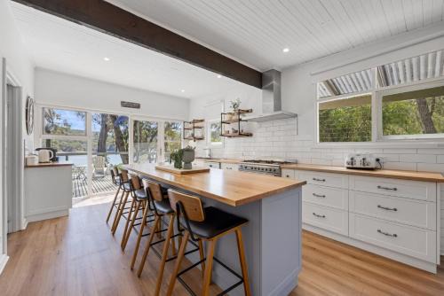 Paradise Retreat Lakehouse - Jamieson - Sleeps 10